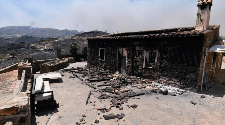 <i>Una casa calcinada en el incendio forestal, a 10 de julio de 2026, en Los Gallardos. / Fotografías: Javi Carrión.</i>
