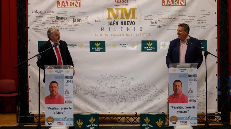 <i>El director de Diario JAÉN, Juan Espejo, y el alcalde de Pegalajar, Manuel Carrascosa, durante el turno de preguntas de los Diálogos “Jaén Nuevo Milenio”.</i>