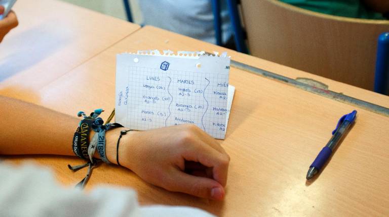 <i>Imagen del horario de clase escrito en una hoja sobre el pupitre. / Junta de Andalucía.</i>