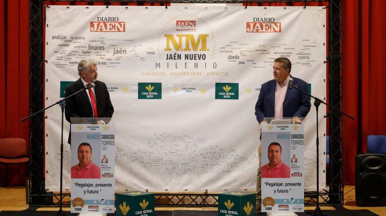 <i>El director de Diario JAÉN, Juan Espejo, y el alcalde de Pegalajar, Manuel Carrascosa, durante el turno de preguntas de los Diálogos “Jaén Nuevo Milenio”.</i>