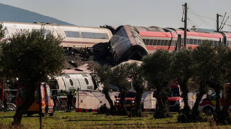 <i>Agentes de los Servicios de Emergencias trabajan en el lugar del accidente. / Europa Press.</i>