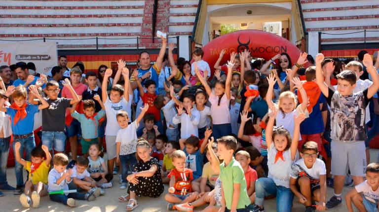 EMOCIÓN. <i>Los pequeños disfrutaron a lo grande de una mañana de encierro infantil y muchas más sorpresas en el coso de la Alameda.</i>