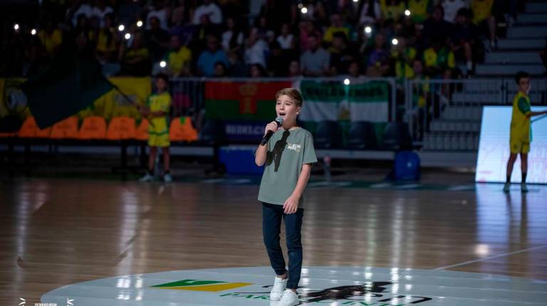 <i>Lucas Paulano, en su actuación durante un partido del Jaén Paraíso Interior, después de ganar La Voz Kids. / Jaén Paraíso Interior.</i>