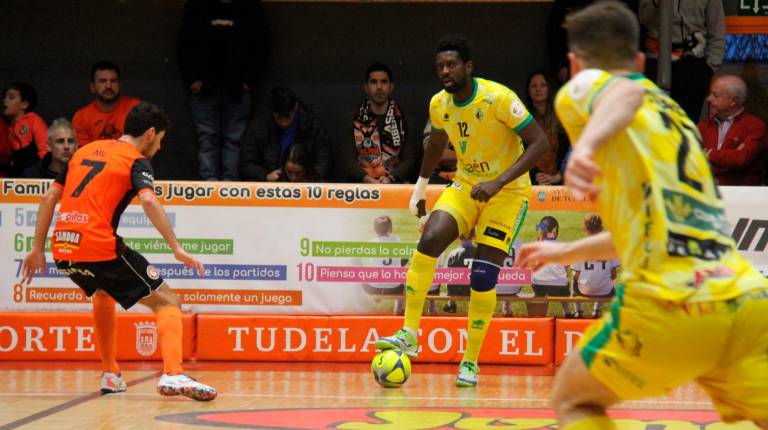 <span class=mln_uppercase_mln>DERROTA</span><i>. Ángel Bingyoba combina con Míchel en una de las jugadas del Jaén Paraíso Interior. </i>