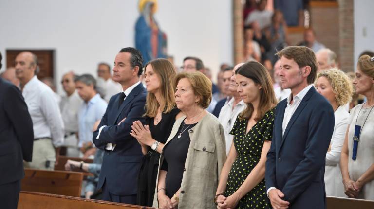 FE. <i>La mujer y los hijos de Sánchez Herrera siguen con entereza la eucaristía.</i>