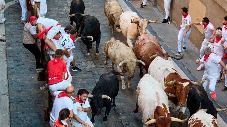 <i>Tramo de plaza del ayuntamiento durante el primer encierro de los Sanfermines de 2026. / Eduardo Sanz / Europa Press.</i>