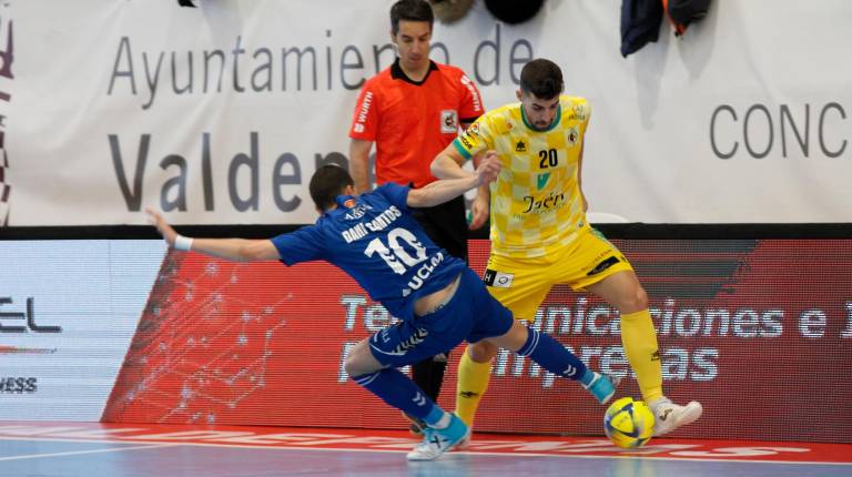 <span class=mln_uppercase_mln>Derrota.</span><i> Fran Peña intenta superar a Dani Santos en una jugada por banda izquierda.</i>