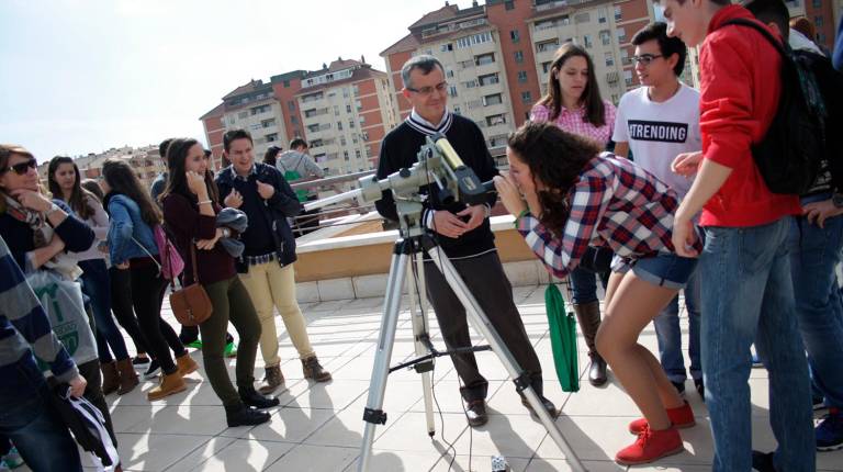 PROGRAMA. <i> Alumnos observan el sol en una de las actividades de la Semana de la Ciencia.</i>