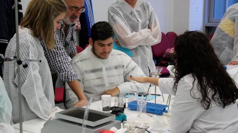 CIENCIA. <i> Alumnos experimentan en los laboratorios de la Universidad de Jaén.</i>