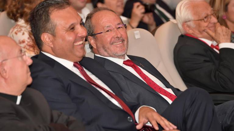 SONRISA. <i>Julio Millán, junto a Eleuterio Muñoz González, presidente de DIARIO JAÉN S.A., siguen divertidos el “discurso” que se pegó Alexa junto a la actriz Paola Olavarría Lara, del Grupo de Teatro “La Paca”.</i>