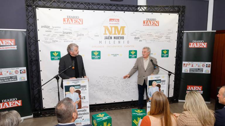 <i>Juan Espejo y Manuel Fernández durante la nueva edición de Diálogos “Jaén Nuevo Milenio”. / Nacho Guzguti / Diario JAÉN. </i>