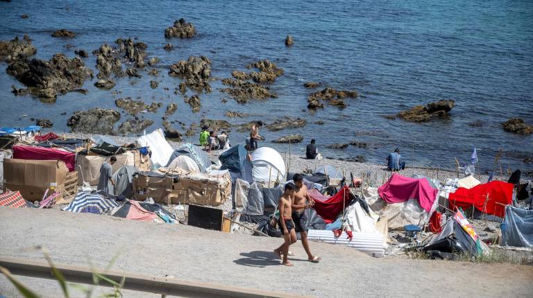 <i>Varios inmigrantes acampados en una playa, a 31 de agosto de 2026, en Ceuta (España). / Europa Press. </i>