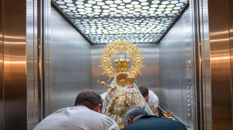 Fotogalería: Los sanitarios introducen a la Virgen de la Capilla en el Hospital Universitario de Jaén en una visita histórica