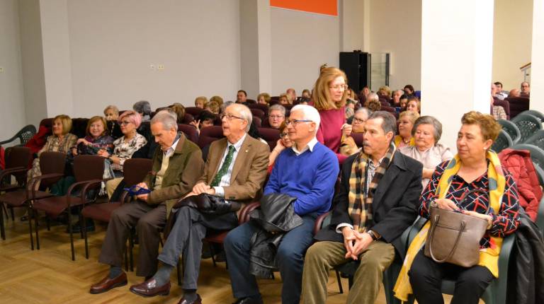 CITA. <i>Arriba, público asiste al acto de clausura de la VI Semana Contra el Cáncer. Abajo, representación de la obra “El Enfermo imaginario” en el Colegio Maristas.</i>