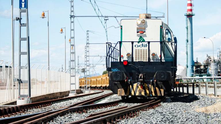 <i>Locomotora a su paso por el Port de Tarragona en una imagen de archivo. / Europa Press.</i>