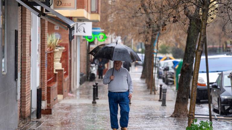 <i>Un señor paseando por la calle con paraguas. / Europa Press. </i>