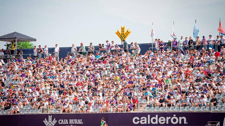 <i>Los aficionados del Real Jaén presencian el partido ante el Huesca desde la zona de preferencia. / Real Jaén.</i>