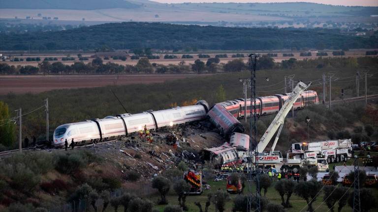 <i>Trabajos del operativo en la zona donde chocaron ambos trenes. / Europa Press.</i>