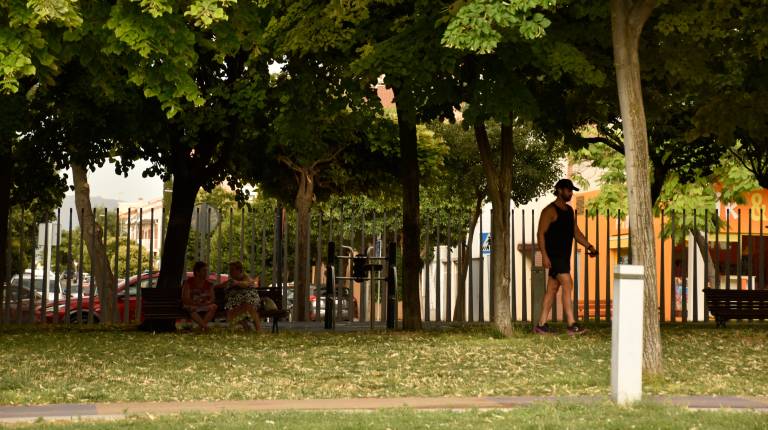 <i>Un hombre paseando por la sombra, en el Parque del Bulevar, en la primera ola de calor del verano. / Juanjes García / Diario JAÉN. </i>