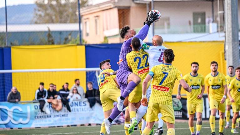 Espín trata de rematar un balón que atrapa De la Osa en el partido de la segunda vuelta en el Miguel Moranto. / Miranda López / Real Jaén.