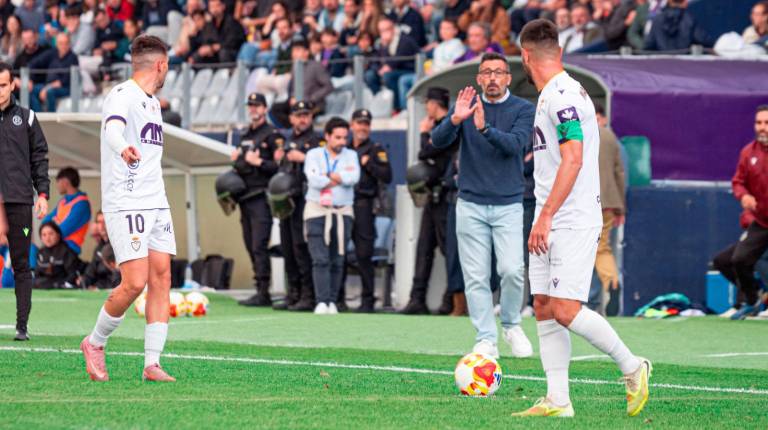<i>Manuel Herrero se dirige a Adri y Javi Moyano en un partido del play off. / Real Jaén.</i>