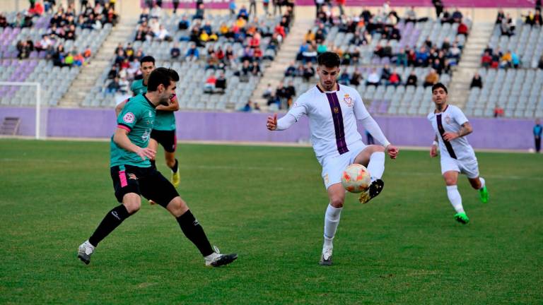 Jesús del Amo controla el balón en un partido ante el Torredonjimeno de la Liga 2022/2023. / Real Jaén.