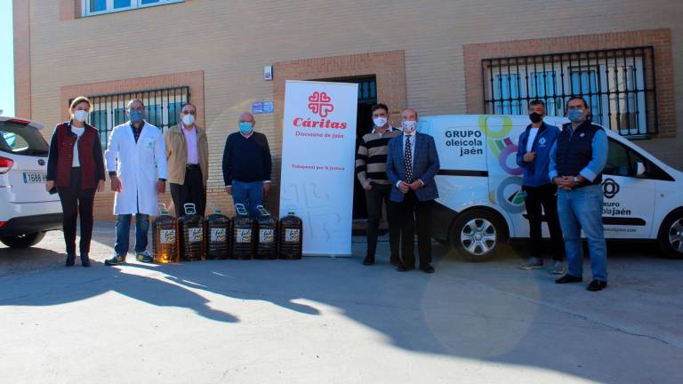 El Grupo Oleícola Jaén dona a Cáritas 250 litros de aceite para sus comedores