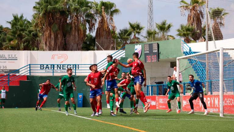 Carrillo y Pekes castigan al Mancha Real (2-0)