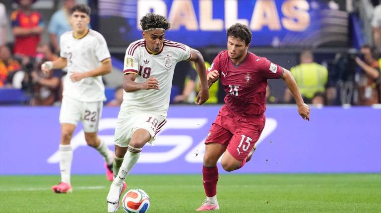 <i>Jugada de Lamine Yamal durante el partido contra Portugal. / Europa Press.</i>