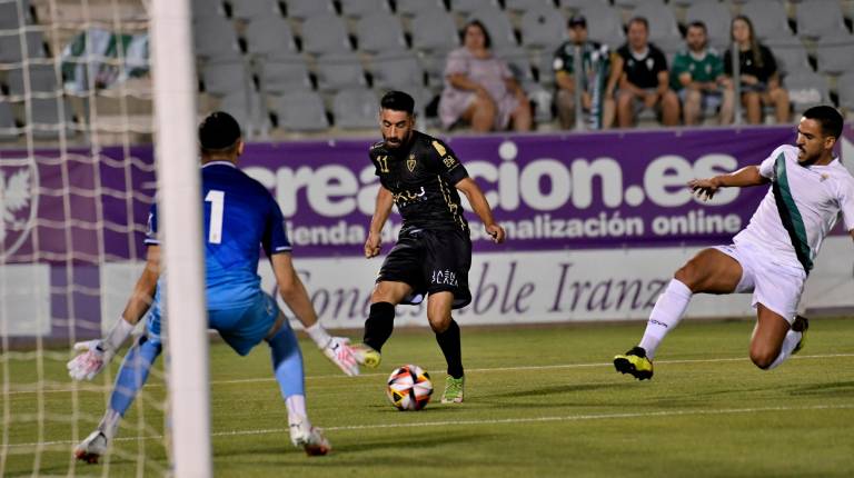<i>Mario Martos, en una jugada de ataque en la XXXIX edición del Trofeo del Olivo, en la que el Real Jaén también recibió al Córdoba CF, equipo que levantó el título después de ganar el partido por 1-2. / Juande Ortiz. </i>