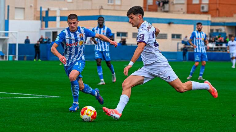 <i>El aún jugador del Real Jaén David Serrano en un imagen de archivo de un partido de Liga ante el Águilas. / Miranda López / Real Jaén CF.</i>