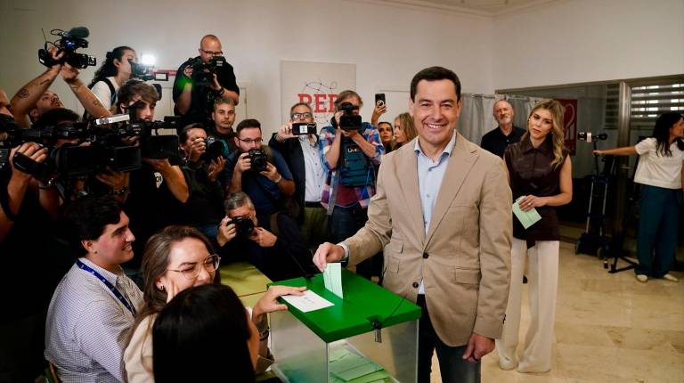 <i>El candidato del PP-A a la reelección al frente de la Junta, Juanma Moreno, ejerce su derecho al voto. / Europa Press.</i>