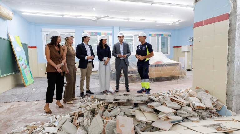 <i>El presidente de la Junta de Andalucía, Juanma Moreno visita un centro educativo afectado por los seísmos en Churriana de la Vega (Granada). / Europa Press. </i>
