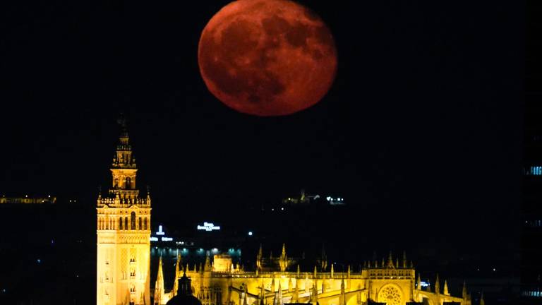 La Aemet avisa que será difícil ver la Luna de Sangre debido a las nubes