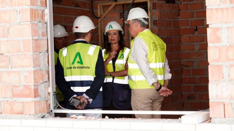 <i>Imagen de la consejera de Vivienda, Juventud y Ordenación del Territorio, Rocío Díaz, durante su visita a unas obras. / Junta de Andalucía. </i>