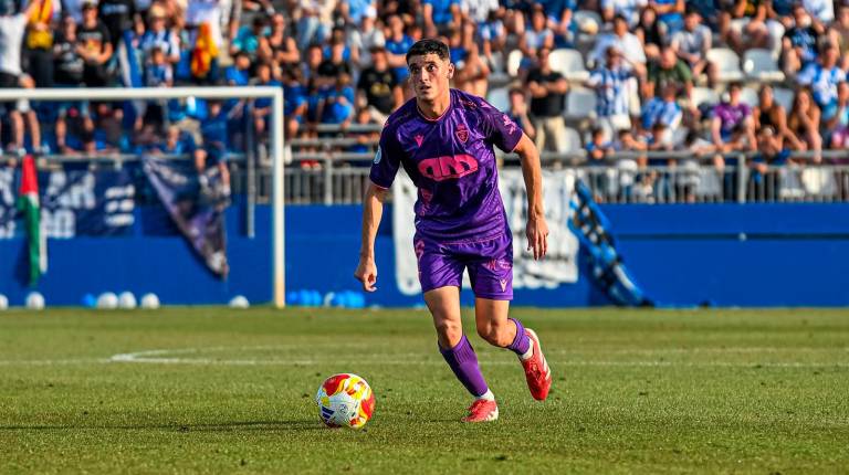 <i>José Álvarez controla el balón en el partido ante el Atlético Baleares del ascenso. / Miranda López / Real Jaén.</i>