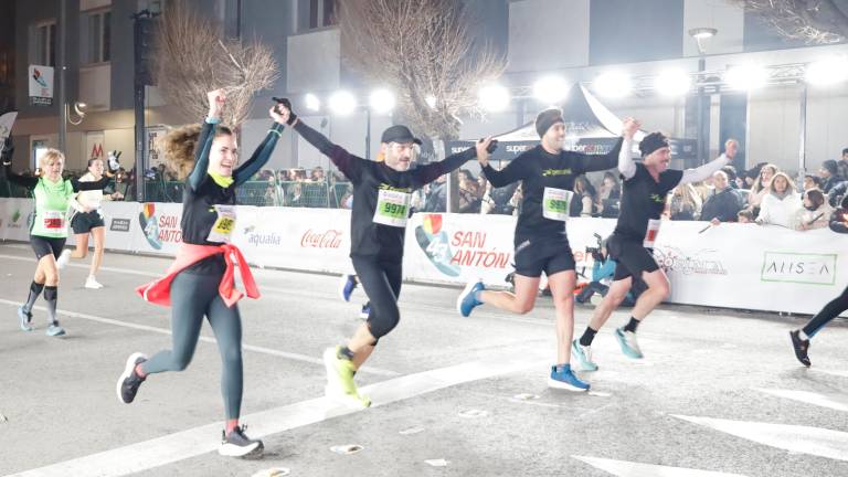 La emoción de los últimos metros de la Carrera de San Antón 2026, en imágenes