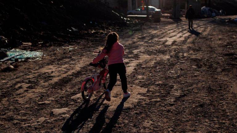 Una niña con una bicicleta en el sector VI de la Cañada Real / Alejandro Martínez Vélez / Europa Press.
