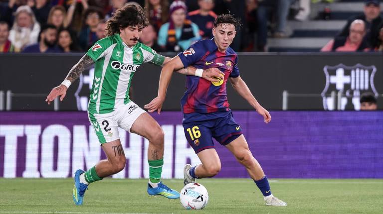 <i>Fermín López (FC Barcelona) y Héctor Bellerín (Real Betis) en acción durante el partido de LaLiga EA Sports disputado en el Spotify Camp Nou el 17 de mayo de 2026 en Barcelona. / Europa Press.</i>
