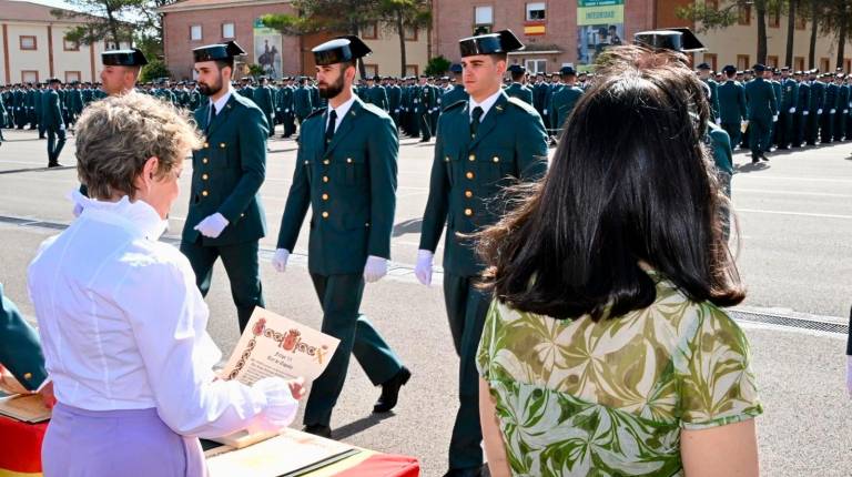 <i>Entrega de despachos a la 130ª promoción en la Academia de la Guardia Civil en Baeza. / Ministerio del Interior. </i>