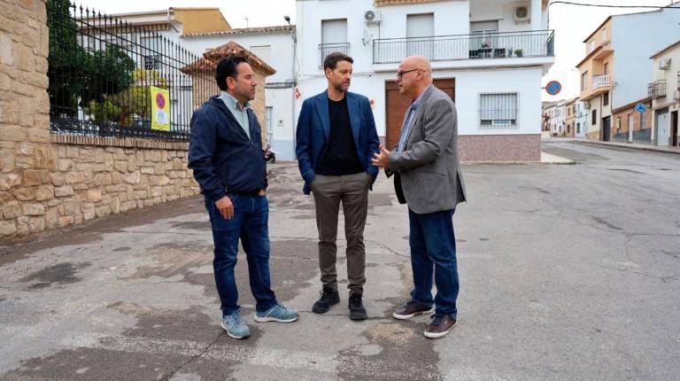 <i>Manuel Fernández durante su visita a Torreperogil, junto al alcalde, José Ruiz. / Subdelegación del Gobierno.</i>