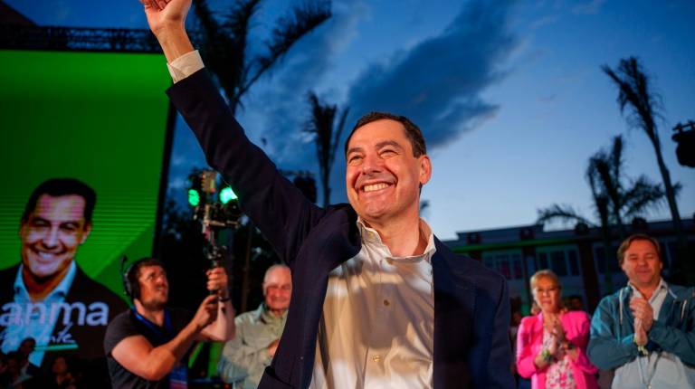 <i>El presidente del PP-A y candidato a la reelección de la Presidencia de la Junta, Juanma Moreno, celebra el fin de fiesta tras el mitin de cierre de campaña celebrado en Málaga, a 15 de mayo. / Europa Press.</i>