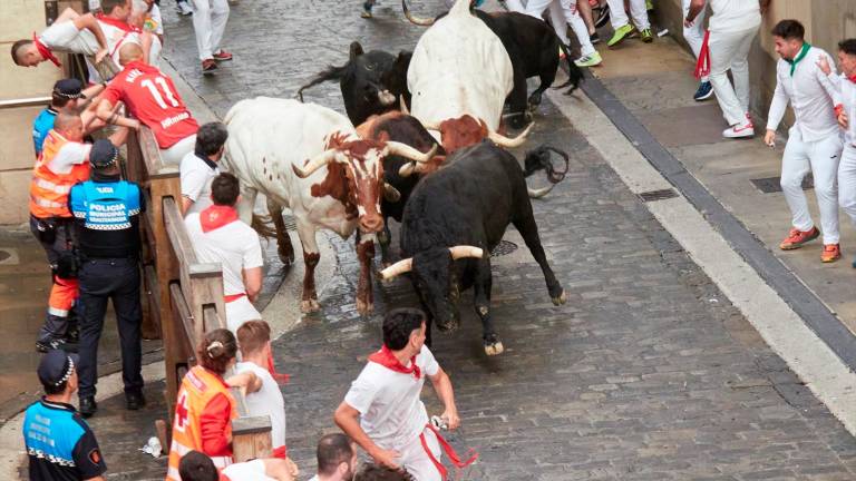Tenso primer encierro de San Fermín tras una peligrosa ruptura de la manada