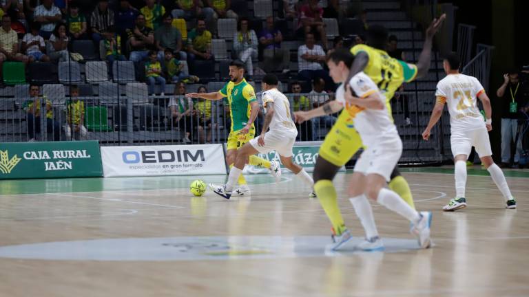 Álex Lemine controla el balón en el partido contra el Industrias Santa Coloma en el Olivo Arena. / Jaén Paraíso Interior. 