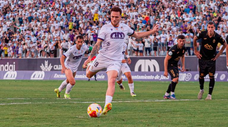 <i>Agus Alonso lanza el penalti que supuso el triunfo por 2-1. / Miranda López / Real Jaén.</i>
