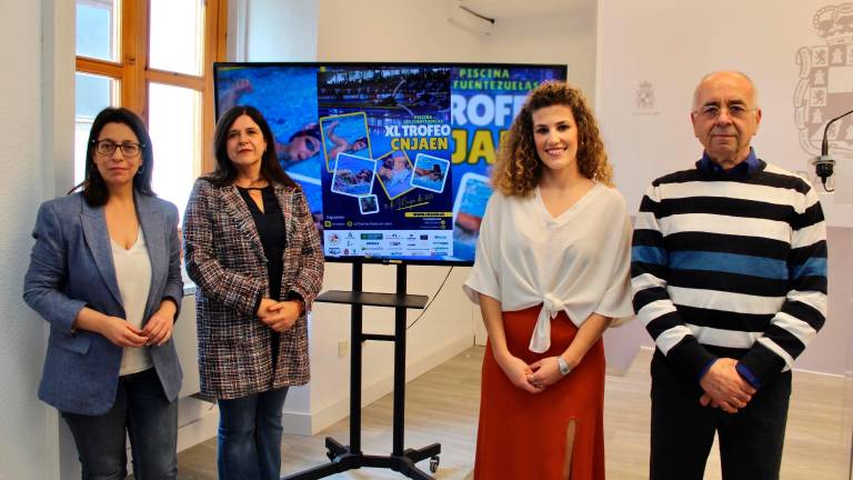 África Colomo, Mari Paz Mata, Beatriz López y Francisco Amaro en la presentación del trofeo CN Jaén. 