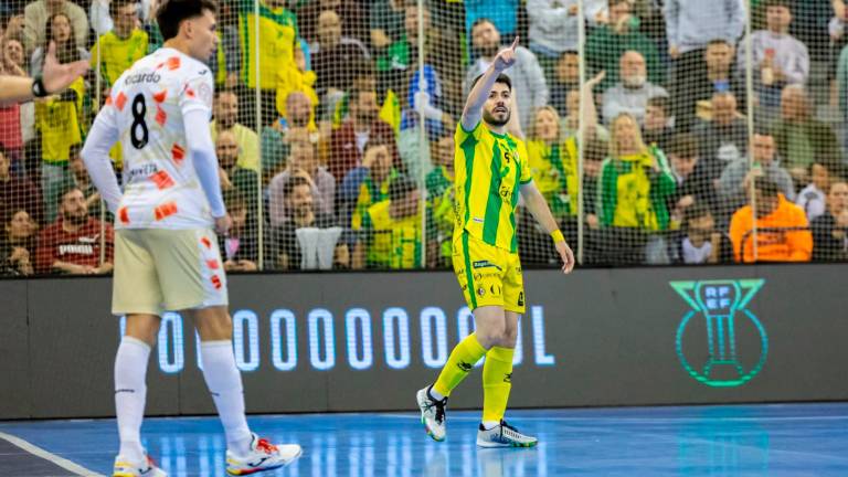 La plantilla y el cuadro técnico del Jaén Paraíso Interior celebran el título de 2023 en Granada. / Juande Ortiz.