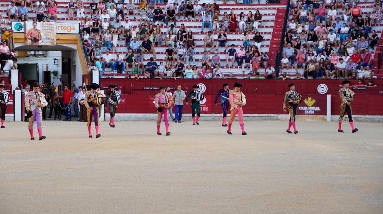 <i>El coso de La Alameda, en Jaén, acoge el tradicional paseíllo previo a una corrida, con los toreros y sus cuadrillas cruzando el albero antes del inicio de la lidia, ante el aplauso de los aficionados. </i>