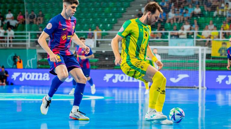 <i>Alan Brandi protege el balón ante Antonio Perez en la Copa del Rey. / RFEF.</i>