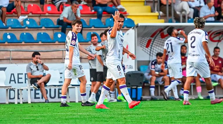 <i>El máximo goleador de la competición, Marco Siverio, celebrando el gol de la victoria ante el CD Teruel. / Miranda López / Real Jaén.</i>
